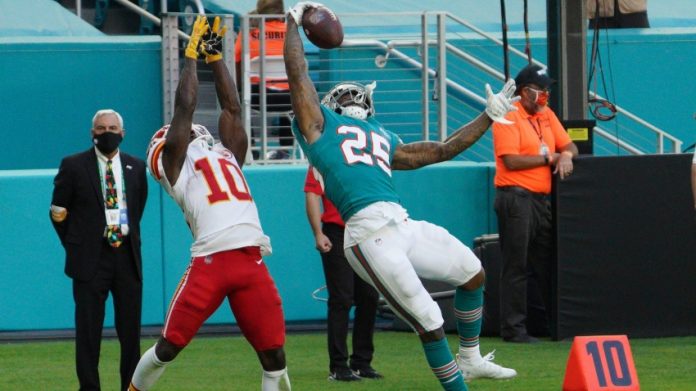 Dolphins to cut Howard, Obgah for 32.2m saving